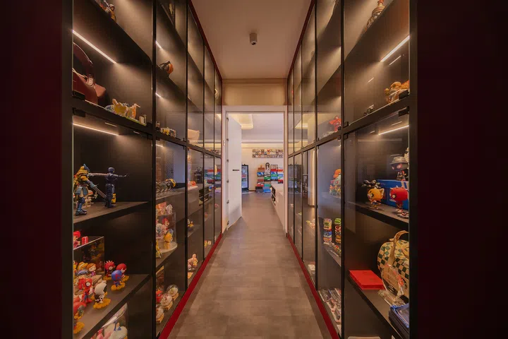 Mirrors and  floor-to-ceiling illuminated cabinets turn the bedroom passage into an immersive “stockroom”.