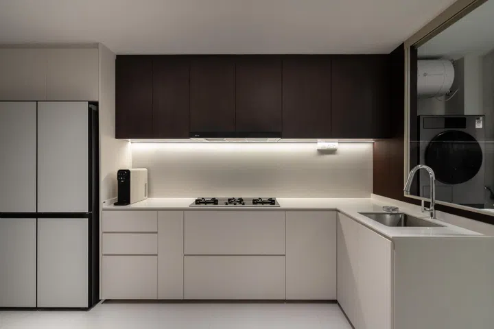 The all-white kitchen setup isn’t just easier to clean, but helps maintain a neat and organised look and feel. 