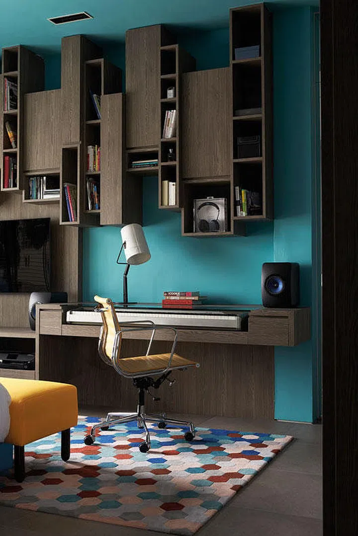 No need for a feature wall when your bookshelf is in a creative, geometric arrangement. Design: Ottimo Spazi