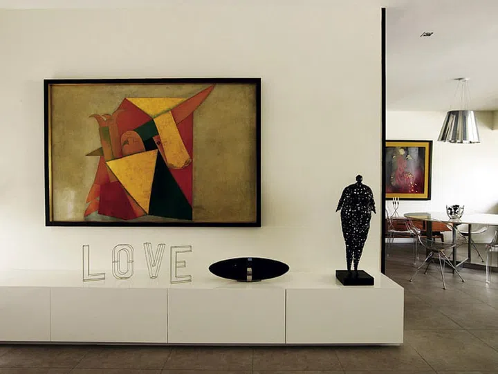 Wall-curated pieces throughout the home create a visual "journey" that links the upper and lower levels.