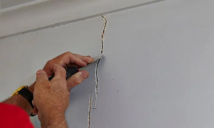 crackplasterwall