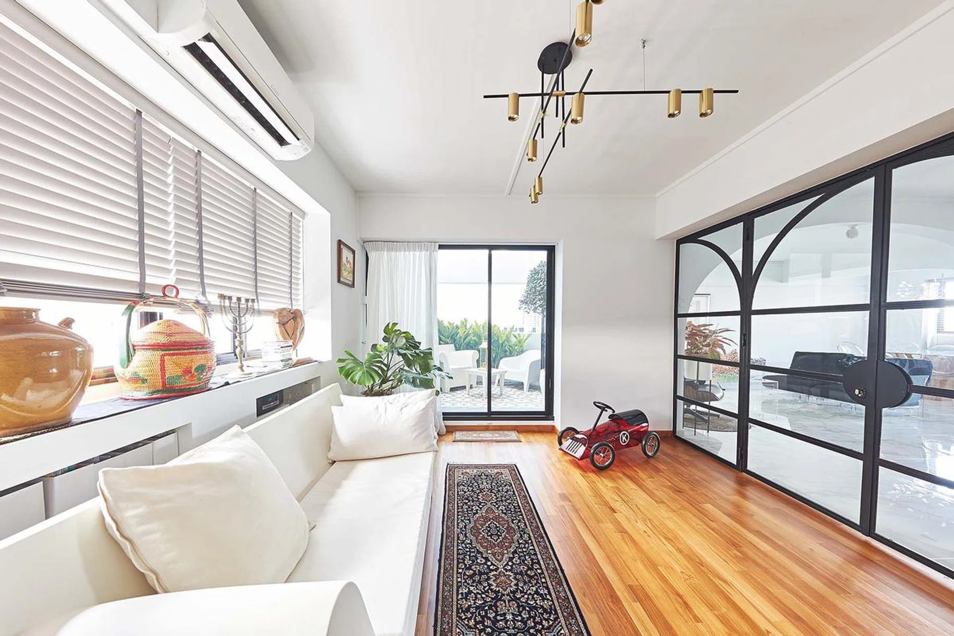 Living room with wood flooring. Interior design by Three-D Conceptwerke