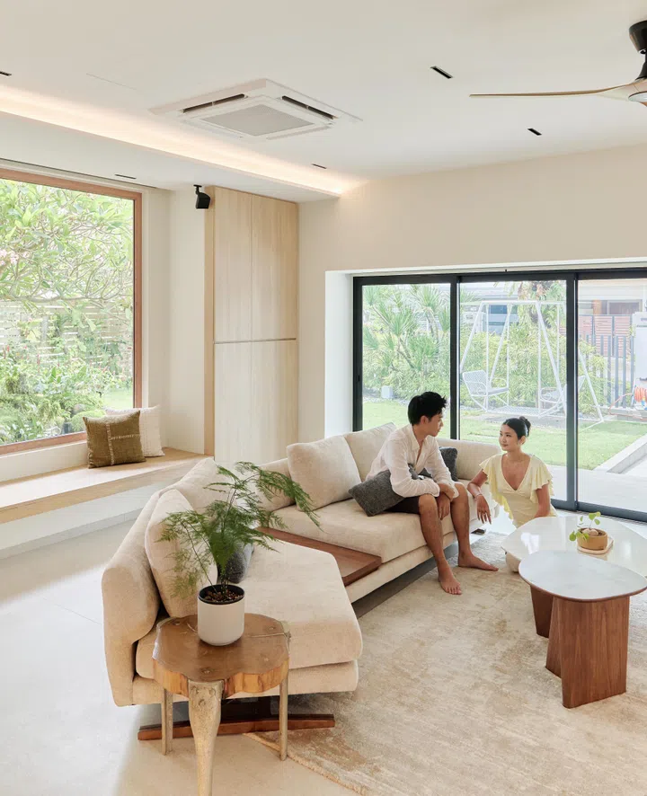 Comfortable seating and abundant natural light reflect the couple’s vision of creating “a common space that everyone would love to hang out” in.