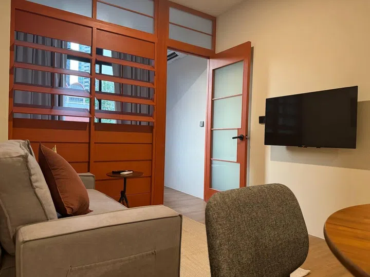 Retro louvre windows reminiscent of a 1980s school was a nice surprise in the 1-bedroom suite in Alma House New Bahru.