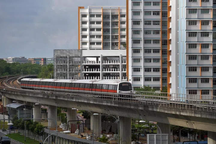 SMRT train approaching the Pasir Ris MRT station.