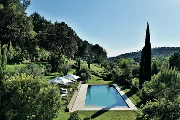 Down a narrow lane from the old fishing village of Cassis, alongside vineyards with high stone walls and wooded slopes, is a farmhouse that dates back 200 years.