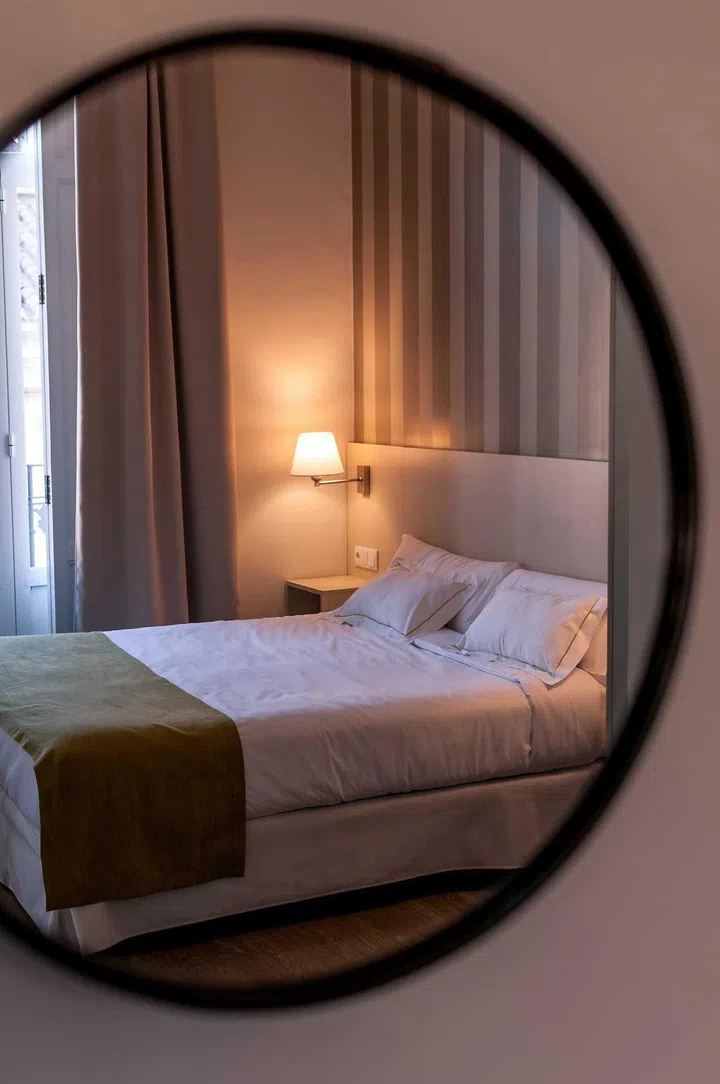10 Cheap Furniture Shop Singapore: Online, thrift shops, warehouse sales (Photo Pexels Antonio Lorenzana Bermejo)