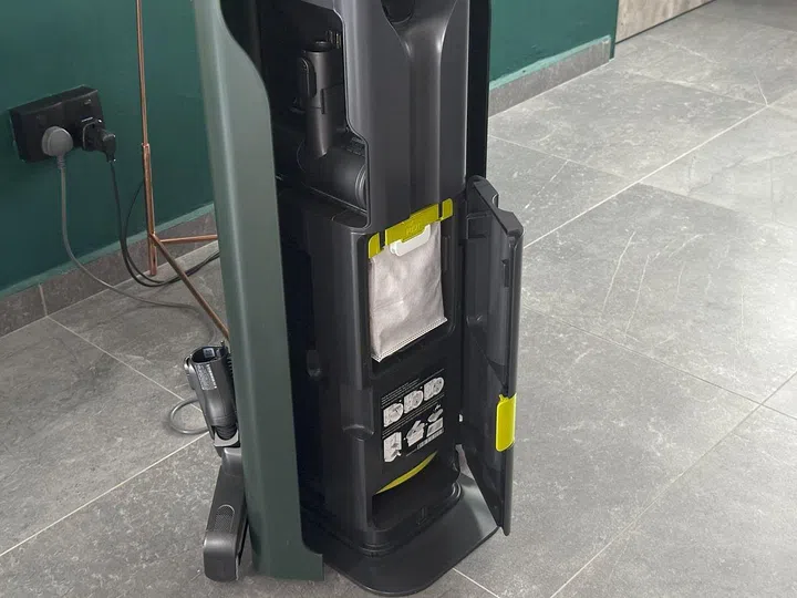 Almost all sides have compartments that hide all accessories and attachments.