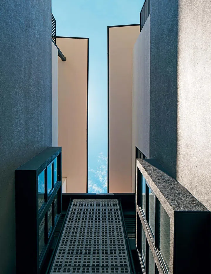  A central courtyard in between the
two wings of the home provides natural cross- ventilation and also allows visual connection between the two.