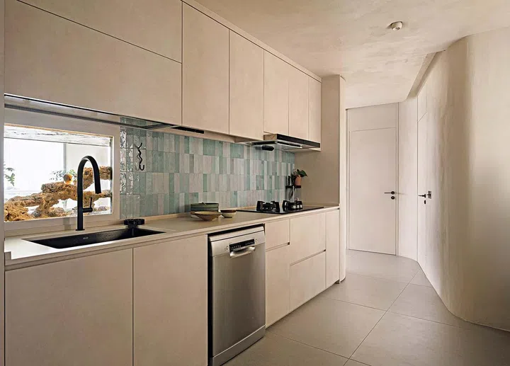 The kitchen
layout was
configured
to conceal
the structural
column that sits
in the middle of
the space.