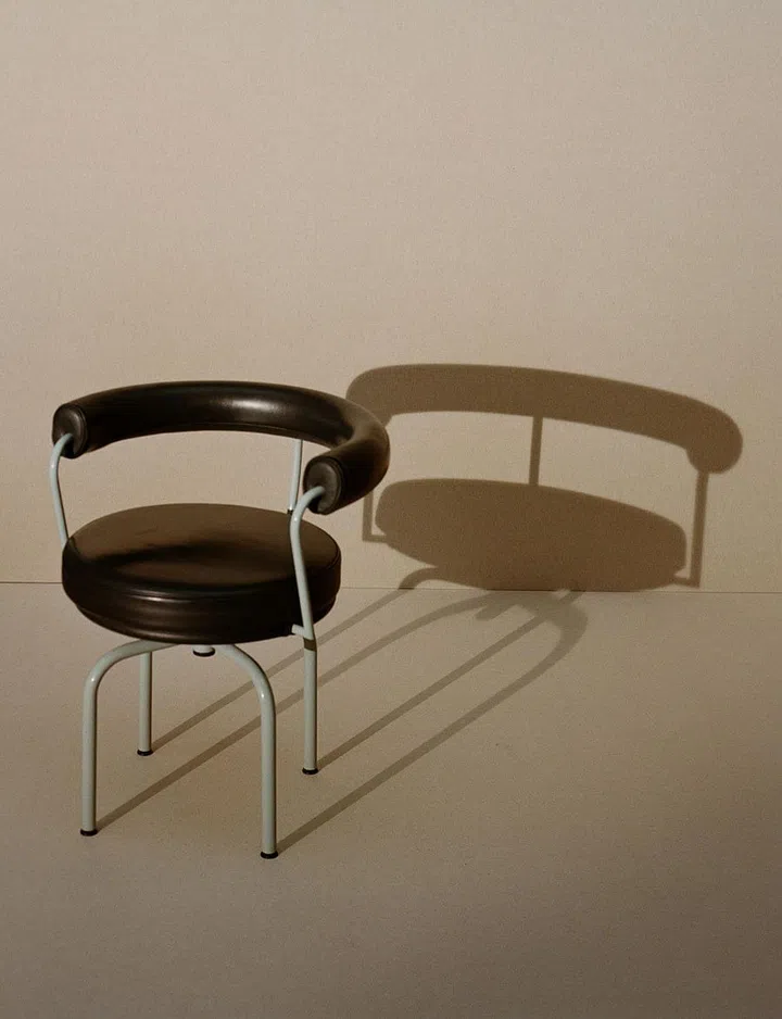 LC7 Armchair designed by Charlotte Perriand in 1927, within the collection co-signed by Le Corbusier, Pierre Jeanneret and Charlotte Perriand
(Image credit to Julien T Hamon)