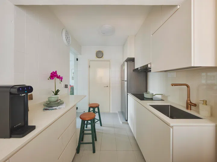 The kitchen was one of the key areas Charlotte chose to renovate, with Mablle Interior introducing clean-lined cabinetry, new surfaces, and warmer brass-toned accents.