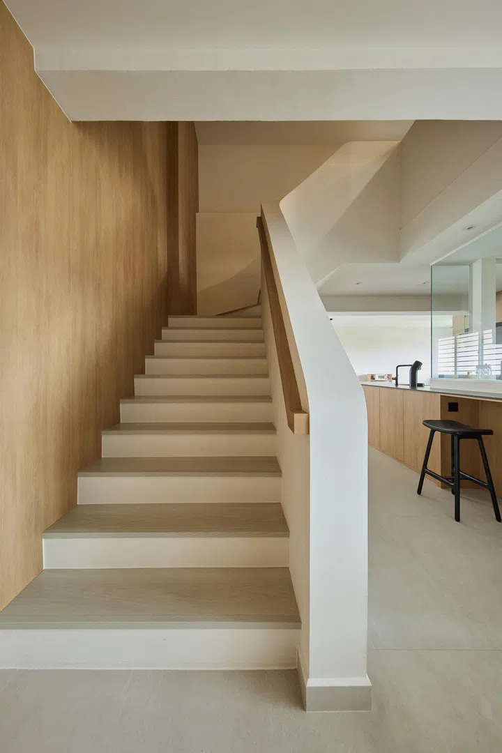 The feature staircase leads to the second floor in a 2-storey 3-bedroom HDB Executive Maisonette (1,600 sq ft), interiors designed by Sze Ming from Studio Kabi.