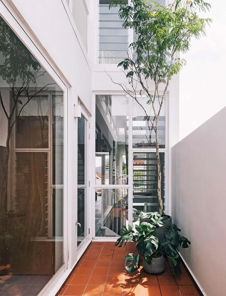 Every room
opens out to
an external
area, which
serves as a sort
of “borrowed”
space.