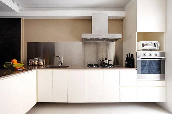 To create the illusion of a higher ceiling, the team removed the overhead cabinets from the kitchen.