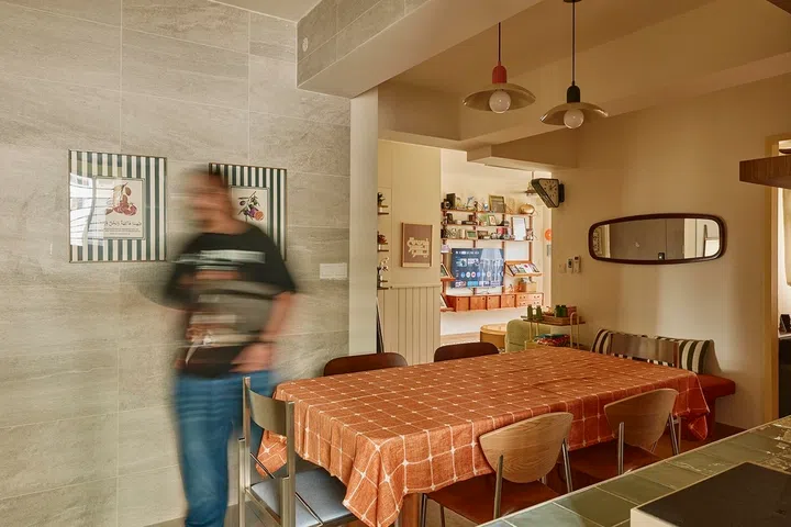Thoughtfully open spaces allow the family to move effortlessly between cooking, dining and relaxing while remaining visually connected throughout.