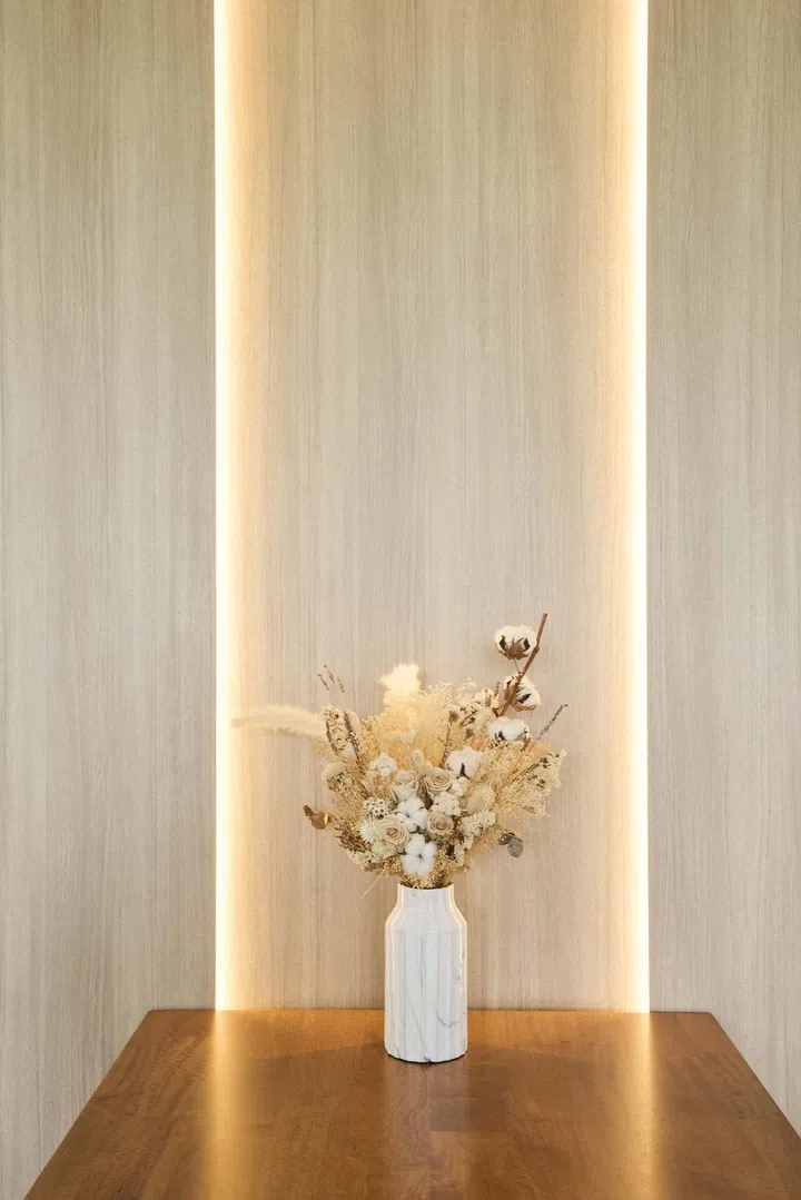 A vase set on a console tabletop in this 1,550 sqft 3-bedroom condominium apartment in Keppel Bay. Interior design by Weiken.