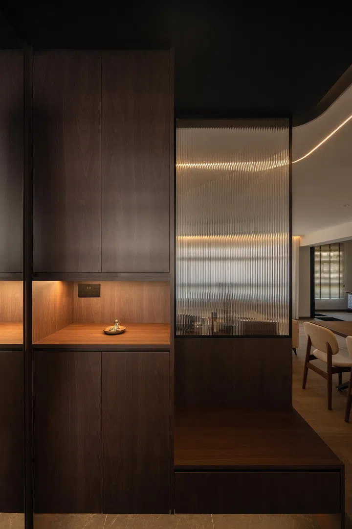 Fluted glass screen in a 5-room HDB BTO at Tampines Street 96 (1,216 sq ft), designed by Inizio Atelier.