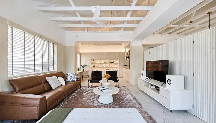 The design
for the coffee
tables echo that
of the dining
table, which
helps to tie the
two spaces
together. The
homeowners
opted for a
three-seater
King Living
sofa with a
recliner over
an L-shaped
one for greater
flexibility.