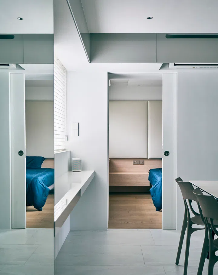 In front of the dining table, a window was inserted, allowing in even more natural light. 