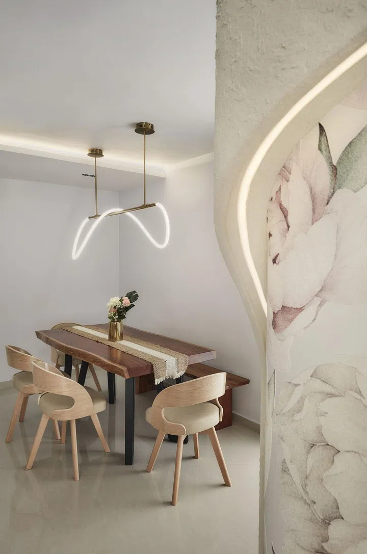 Curved dining table pendant lamp in this 1,303 sq ft Tampines 5-room HDB.