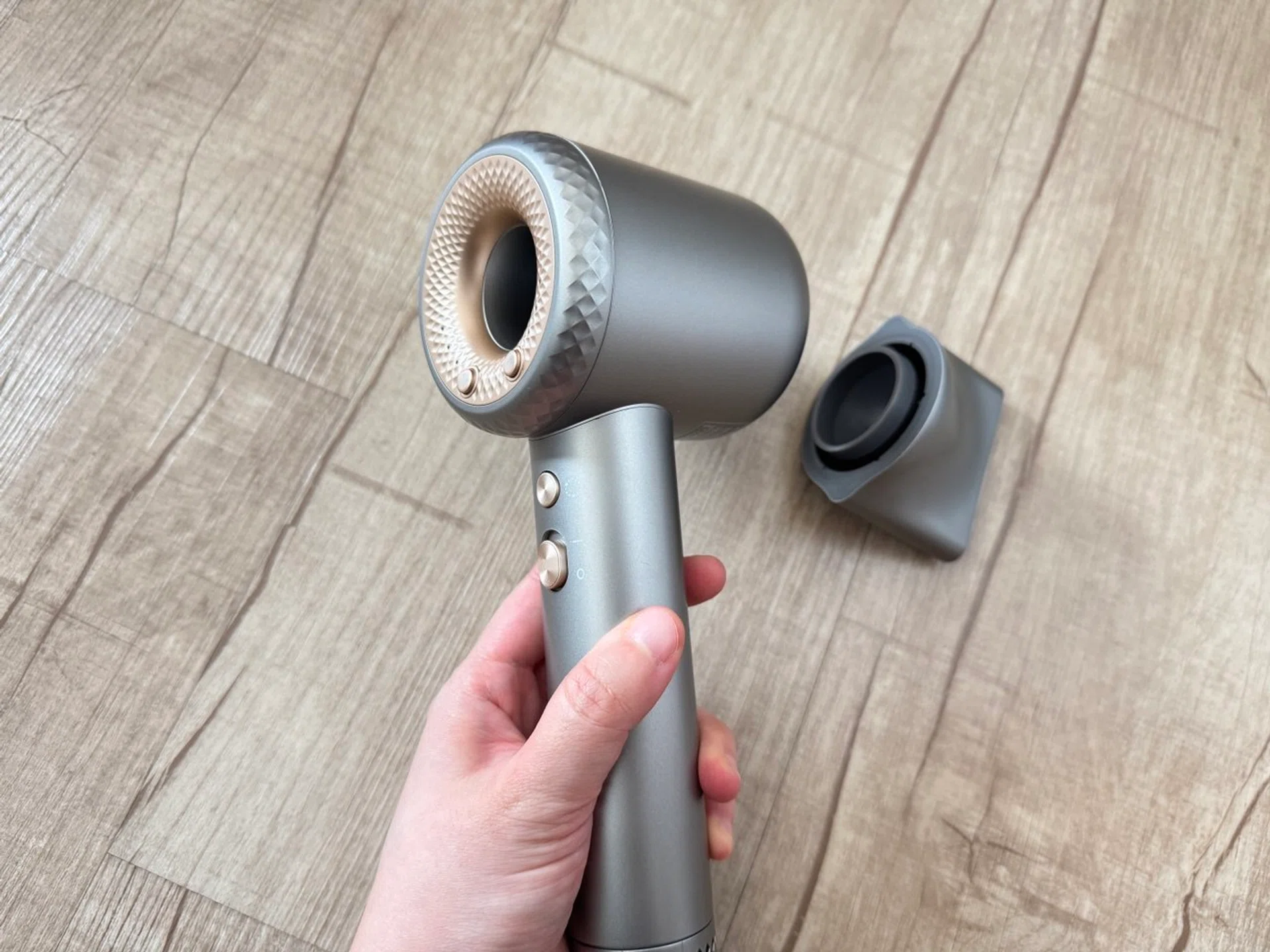 Mistral Radiance Pro comes with a magnetic hair attachment.