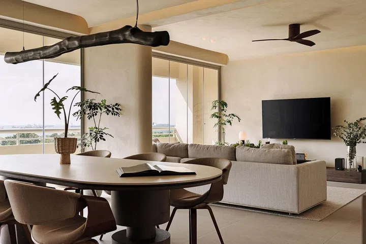 The balcony
continues the
same colour
palette as the
rest of the
interior, so that
it feels like an
extension of the
indoor spaces.