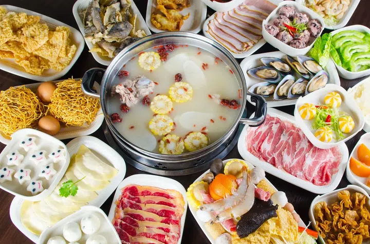 chinese style hot pot soup with wide variety of steamboat ingredients. Photo 123RF