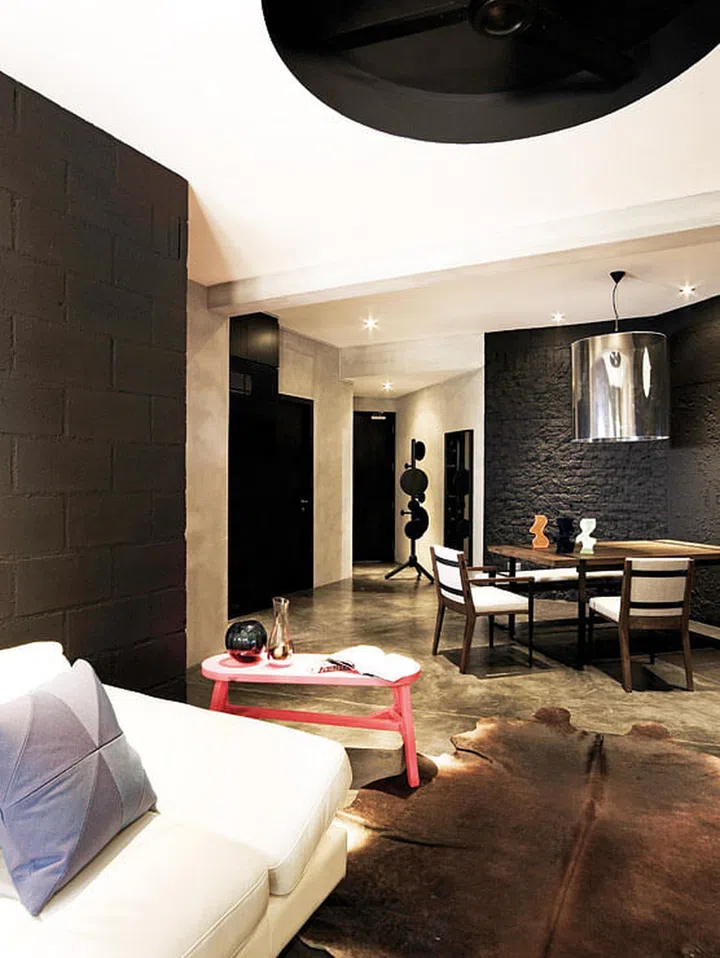 Exposed brick, cement screed and concrete hollow block wall finishes add texture and demarcate spaces in the common area.