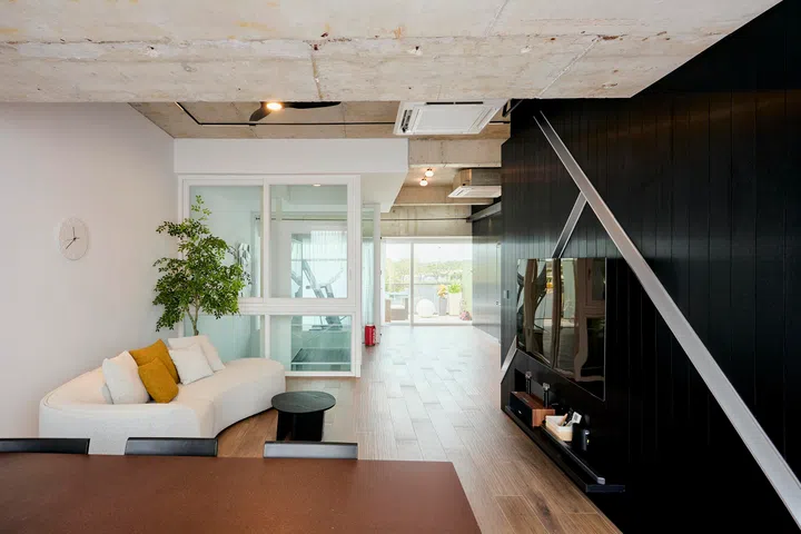 Seen from the dining area, the space extends toward the lift core, keeping circulation clear and unobstructed.