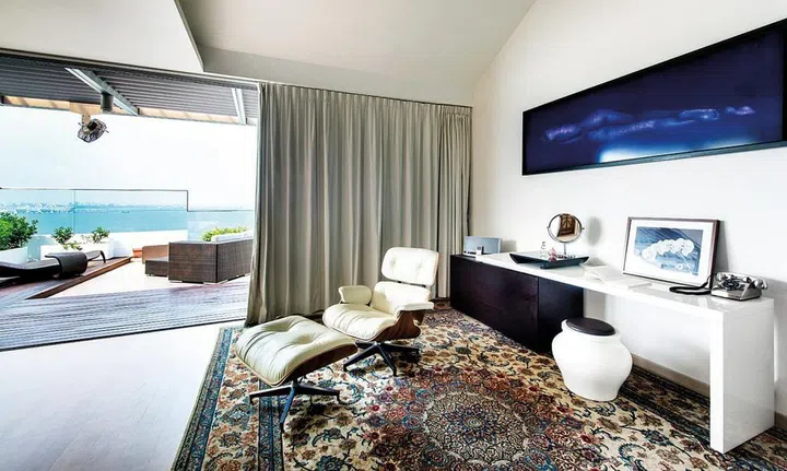 The master bedroom, in particular, faces the stunning seascape head-on, allowing the owners to wake up to mesmerizing sunrises and unwind with stunning sunsets every day.