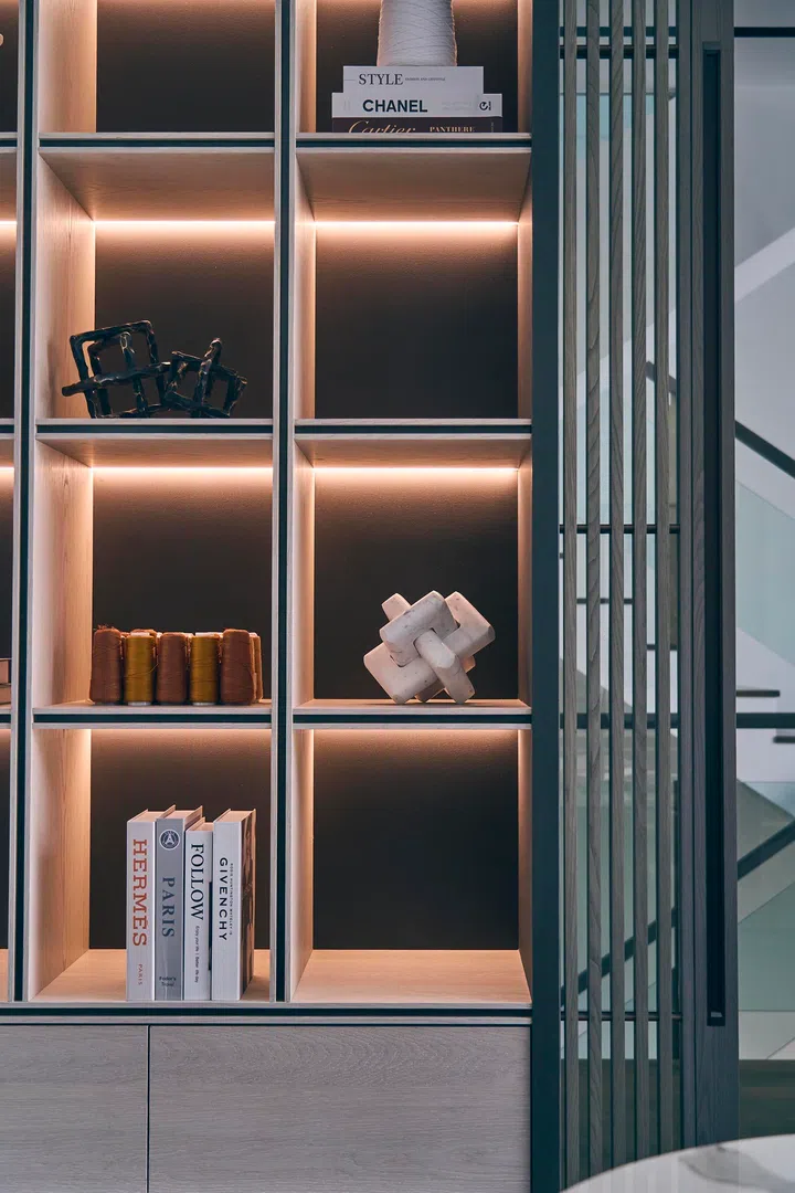  Illuminated bespoke shelving in the creative suite creates a gallery-like atmosphere for books and objects.
