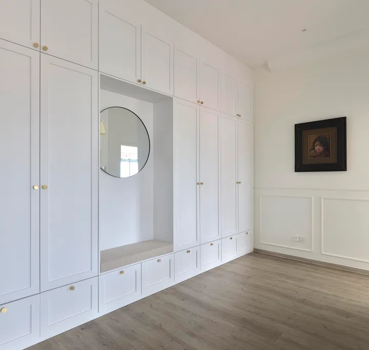 The living room, dining area and foyer walls are painted ‘Simply White’ by Benjamin Moore. It lends a warm undertone. Simply White was Benjamin Moore’s Colour of the Year 2016. All of the custom-built cabinets in Amelia’s house are finished in Designer White by Lamitak. Dominic suggested this for its combination of light grey and subtle yellow tinges, which are very soothing.