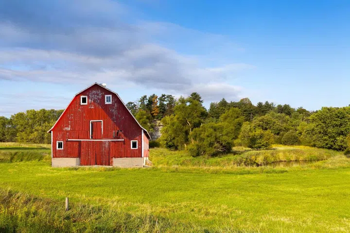 Traditional American Red Barn With Blue Sky. Image 123RF