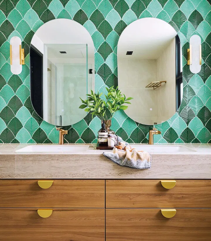 Rashi
customised the
arrangement
of the ceramic
mosaic wall
tiles to ensure
well-balanced
colours.
