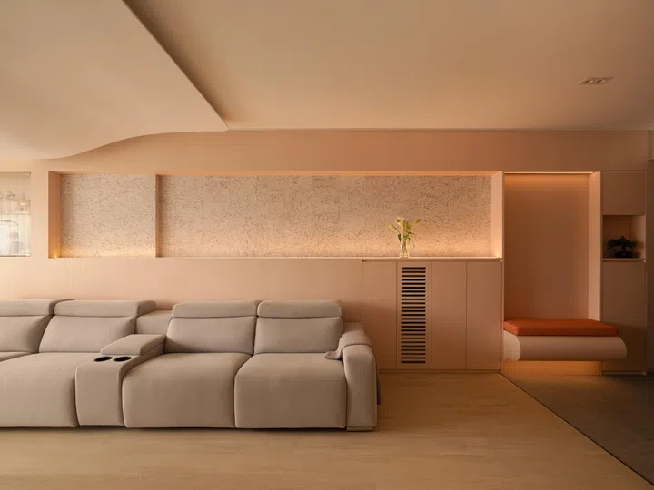 A tiled threshold differentiates the entry zone, while a built-in bench introduces a gentle pause within the open plan.