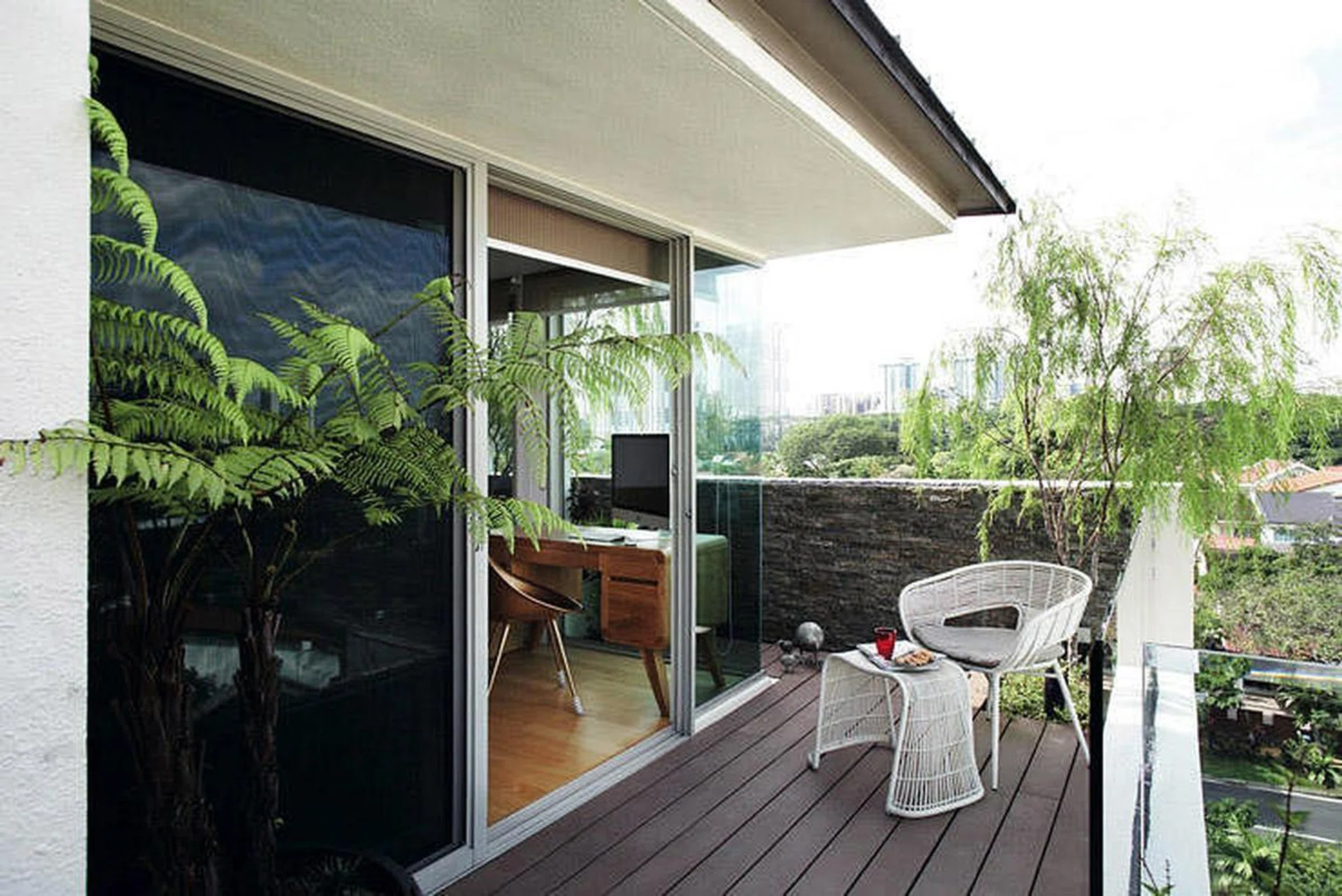 Feathery, small-leafed plants afford a sense of “softness” to the balcony.