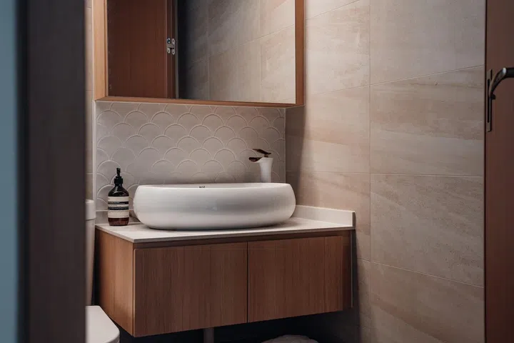 Minimalist bathroom design featuring a mirror cabinet. Photo: Phan Min Er