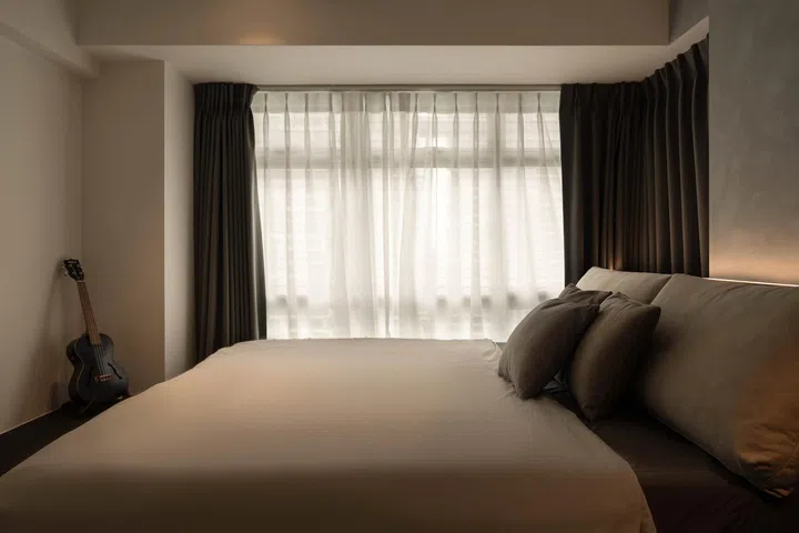  The master bedroom is a tech-free retreat, with a platform bed concealing the bay window and muted tones for rest.
