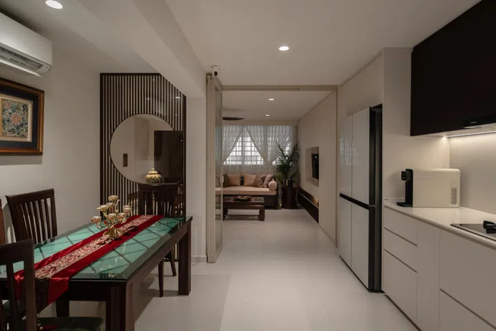 A powder-coated mild steel divider with a glass-fixed panel allows you to see through from the dining area and kitchen into the living room, and vice versa, when the kitchen entrance’s three-panel transparent glass door is closed, whilst cooking, containing the smells within the kitchen. Zach took inspiration from Chinese restaurants for the slated partitioning. 