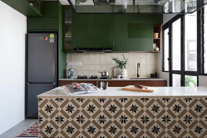 A tiled kitchen backsplash, reminiscent of old-school glass mosaic bricks, completes the look.