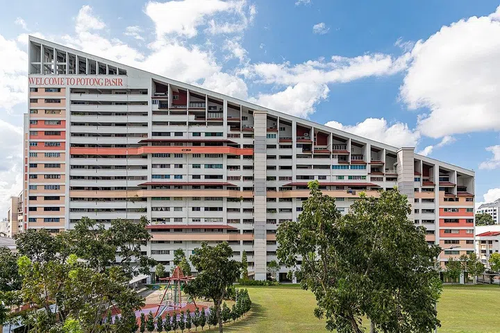 Block 142 HDB Potong Pasir. Aatu Dorochenko via Wikimedia Commons