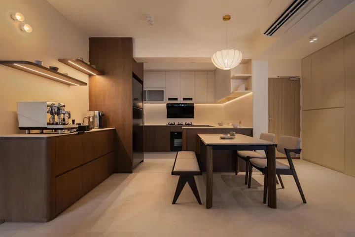 An extendable dining table in the kitchen in a millennial Singaporean couple’s 4-room BTO in Tampines.