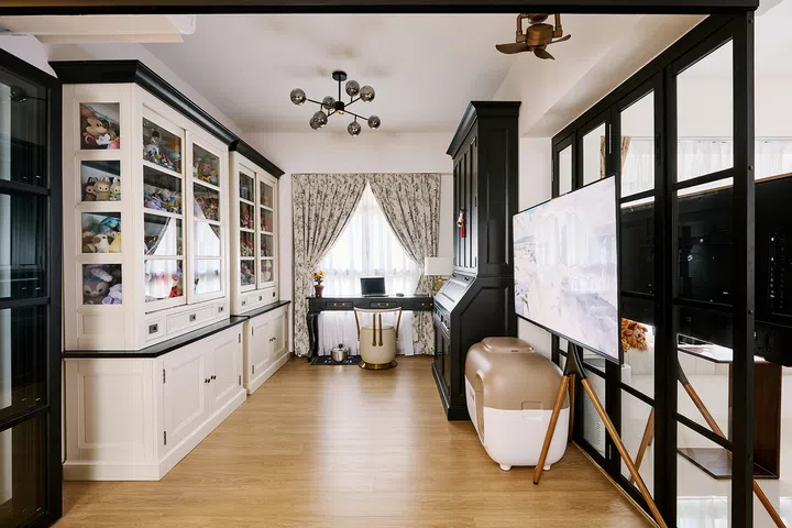 Black-framed bifold doors flank the study, where glass cabinets display Charmaine’s plush toys.