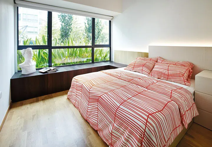 The master bedroom looks almost minimalist, filled with mostly light-coloured materials. Resin bust, from Egg3.