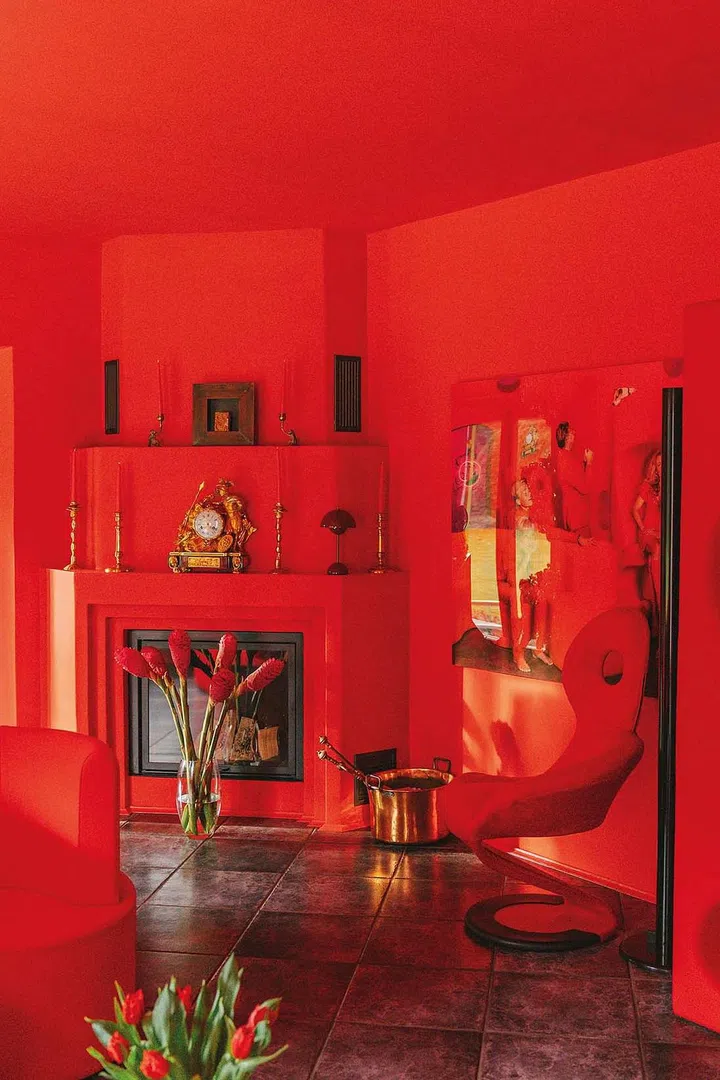 The living room in Carin’s home bathed in a bright vermilion hue. Design by Verner Panton, www.verner-panton.com Trademark Verner Panton Design