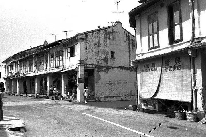 Shophouses at Spottiswoode Park Road Number 1 to 9 (at the junction of Spottiswoode Park Road and Everton Road), taken in 1986.
