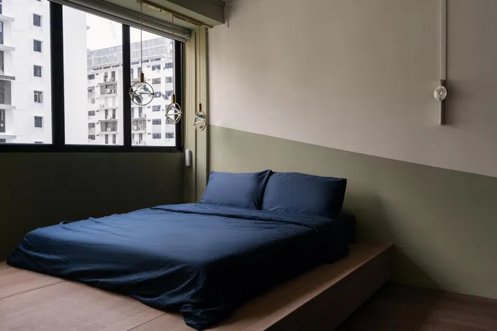 The low platform bed enhances the laid-back mood, while a reconfigured layout makes room for a walk-in wardrobe.