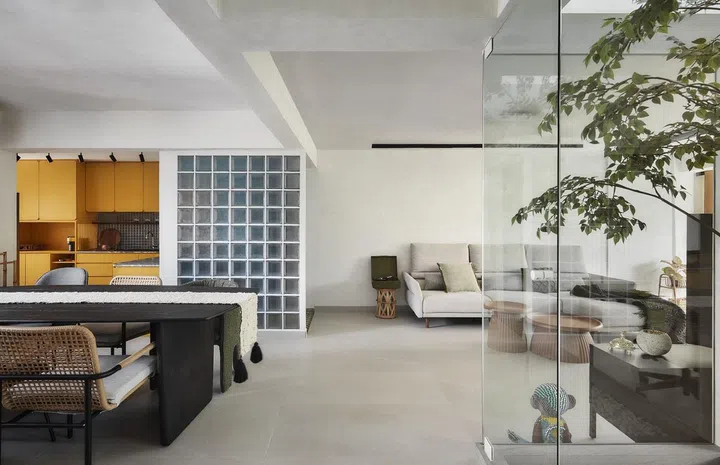 Lime washed walls and ceiling, neutral light grey floor tiles dominate the living areas of this 1,367 sq ft 5-room HDB at Bedok Reservoir Road. 