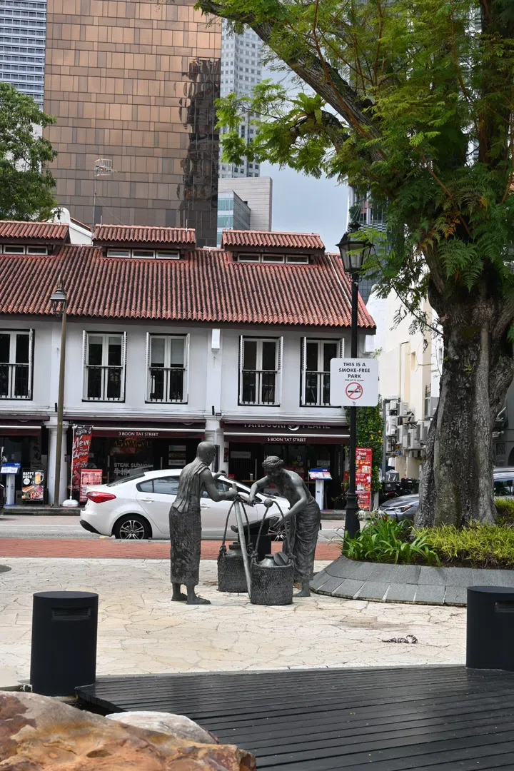 A thoughtfully placed statue in Telok Ayer Green serves as a tribute to the working lives of early migrants. 